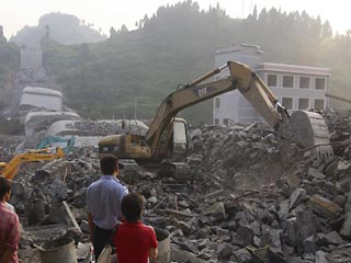 Число жертв в результате обрушения моста в Центральном Китае достигло 22 человек, судьба 46 человек, находившихся в момент обрушения на мосту, остается неизвестной, еще 22 человека получили ранения