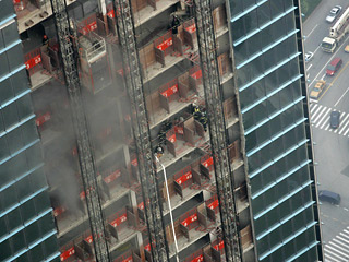 В Китае в шанхайском деловом районе Пудонг горит один из верхних этажей недостроенного небоскреба Международного финансового центра