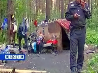 В Екатеринбурге в понедельник на 12-м км дублера Сибирского тракта в лесу местные жители в шалаше обнаружили двоих детей - девочку 2-3 лет и мальчика 6-9 месяцев