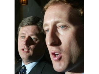 Премьер-министр Канады Стивен Харпер (слева) произвел крупные перестановки в правительстве. Возглавлявший МИД Питер Маккей (справа) получил пост министра обороны  
