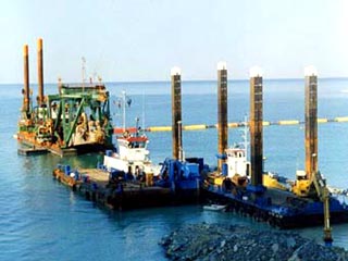 Выборгский судостроительный завод выиграл тендер на строительство двух морских буровых платформ для освоения Штокмановского месторождения, сообщил зампред правления "Газпрома" Валерий Голубев