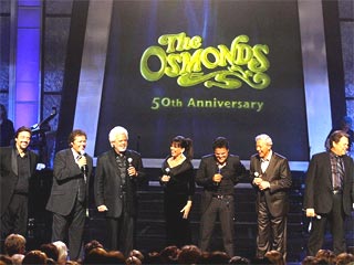 Легендарная музыкальная династия Осмондов впервые за 20 лет организовала совместное выступление, чтобы отметить 50-ю годовщину с момента появления в шоубизнесе