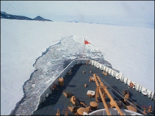 Арктическая экспедиция ледокола береговой охраны США "Хили" стартует у мыса Бэрроу на Аляске - самой северной точке США