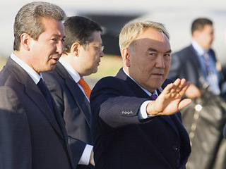 Назарбаев призвал Путина остаться на третий срок. Сам президент Казахстана, напоминают эксперты, "уже много сроков отсидел"