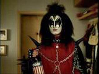 В частности, в одном из роликов главный персонаж искаженно копирует облик солиста рок-группы Kiss, что, по мнению ФАС, создает образ "разнузданной западной рок-звезды"