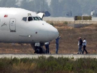 Захватившие турецкий самолет террористы сдались властям в аэропорту Антальи