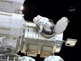 Астронавты NASA открыли люк шлюзовой камеры "Квест" и вышли за пределы Международной космической станции (МКС)