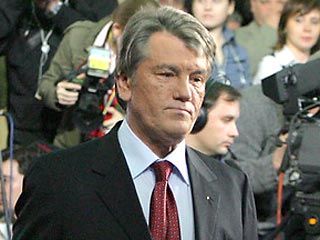На зеленой поляне Ющенко предложил политикам не сыпать пепел друг другу на головы 