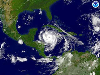 Ураган "Дин", двигающийся на мексиканский полуостров Юкатан, достиг высшей, пятой категории опасности. Его центр, так называемый "глаз", пройдет вблизи столицы мексиканского штата Кинтана-Роо