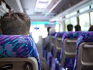 В Израиле болтающих по мобильному в транспорте хотят отделить от пассажиров, желающих ехать в тишине