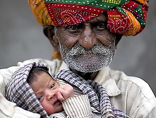 Индийский фермер в 90 лет стал отцом в 21-й раз. За мужскую силу благодарит верблюжье молоко