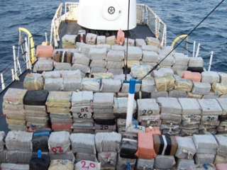 Самолет пограничной и таможенной службы штата Флорида обнаружил и осуществил перехват лодки контрабандистов, которая следовала к берегам США с пятью тоннами кокаина на борту