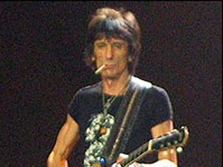 Легендарная рок-группа The Rolling Stones грубо нарушила новый закон Великобритании, касающийся запрета на курение в общественных местах