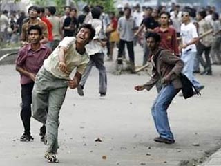 В шести городах Бангладеш, которые были охвачены студенческими волнениями, после введения там комендантского часа обстановка постепенно нормализуется