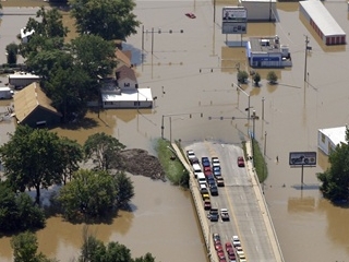 Сотни людей были вынуждены покинуть свои дома после того, как проливные дожди привели к разливу рек на Среднем Западе США