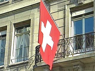 Решение Швейцарии об отказе сотрудничать с Россией по делу ЮКОСа может открыть дорогу к разблокированию зарубежных счетов ЮКОСа, сообщили Reuters в аппарате генпрокурора Швейцарии