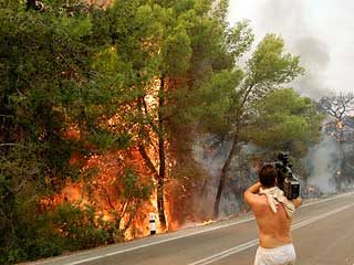 Греческая полиция сообщила в субботу о задержании подозреваемого в поджоге лесов на юге Греции, сообщает агентство AP со ссылкой на пожарный департамент