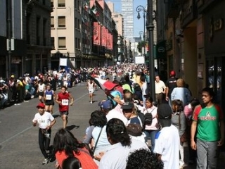 Один из участников состоявшегося в воскресенье традиционного марафона в Мехико скончался на дистанции в результате инфаркта