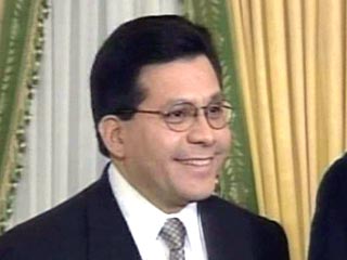 Генеральный прокурор США Альберто Гонсалес, обвиняемый в дезинформации Конгресса, подал в отставку