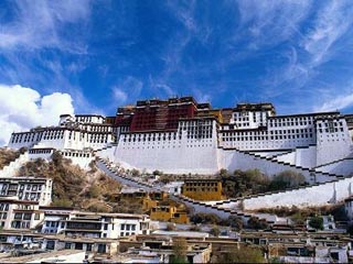 Посещаемость знаменитого дворца Потала, где раньше жил Далай-лама и который является символом Тибета, достигла предела в 2,7 тыс. человек в день