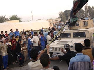 Число жертв столкновений местной полиции и неизвестных вооруженных лиц во вторник в священном для шиитов иракском городе Кербела составило 25 человек