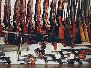 Американское общество является самым вооруженным в мире. На каждых 100 жителей США приходится 90 пистолетов и винтовок, говорится в обнародованном во вторник отчете швейцарских исследователей Small Arms Survey 2007