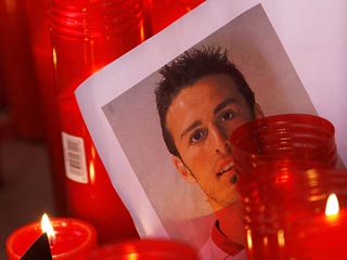 Полузащитник испанского футбольного клуба "Севилья" Антонио Пуэрта, которому было всего 22 года, умер в больнице во вторник днем