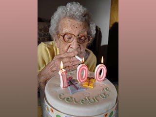 Британская пенсионерка Винни Лэнгли отметила свое столетие, закурив 170-тысячную сигарету в своей жизни от свечи на праздничном торте