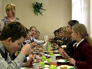 В ряде российских регионов начался эксперимент по школьному питанию, наработки которого могут быть внедрены во всех школах страны, сообщил первый вице-премьер Дмитрий Медведев