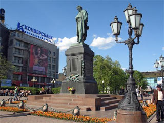 Памятнику Пушкину в Москве вернули похищенные бронзовые цепи 