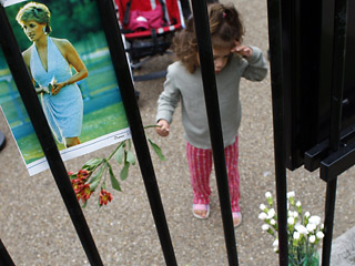 Великобритания чтит память погибшей ровно десять лет назад принцессы Уэльской Дианы специальной поминальной службой в Военной часовне, арт-инсталляциями в Кенсингтонском дворце и примирением давних врагов