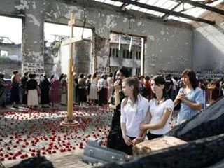 В Северной Осетии в воскресенье продолжаются траурные мероприятия, посвященные памяти жертв теракта в школе N1 Беслана 1-3 сентября 2004 года