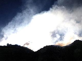 На Курило-Камчатской огненной дуге в понедельник извергаются сразу три вулкана - Чикурачки на острове Парамушир, Карымский и Шивелуч на полуострове Камчатк