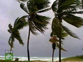 Ураган "Феликс", который достиг пятой, высшей, категории опасности, нанесет, по сообщению американских метеорологов, "потенциально катастрофические" разрушения