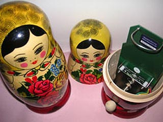 Японские умельцы наладили производство музыкального инструмента под названием "матремин", сконструированного на основе русской матрешки и терменвокса