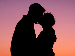 Ученые доказали, что первый поцелуй является не только волнующим моментом для романтически настроенной пары, но и служит индикатором дальнейшего развития или, наоборот, прекращения отношений