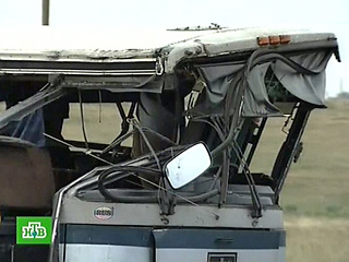 В Ростовской области перевернулся рейсовый автобус, один человек погиб, 21 ранен, сообщил сотрудник пресс-службы областного управления МЧС