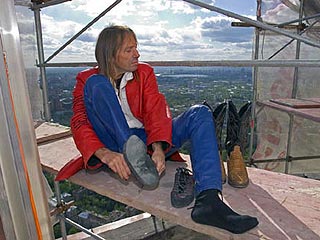 Француз Ален Робер, известный как "человек-паук", покорил во вторник одну из башен комплекса "Москва-Сити", высота которой составляет 242 метра