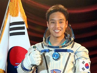 Южная Корея в среду назвала главным кандидатом в астронавты - первого в истории страны - инженера-компьютерщика Ко Сана
