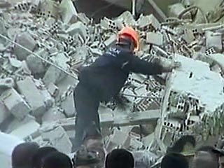 Сотрудники МЧС Азербайджана в результате расчистки завалов здания обрушившегося 28 августа в Баку извлекли из-под руин еще один труп, который является 16-ым по счету