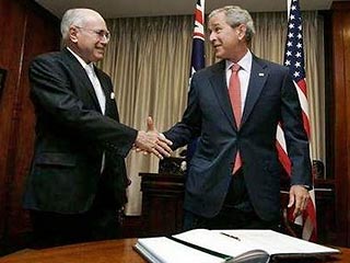 По прибытию в Австралию на саммит АТЭС Джордж Буш в частной беседе непринужденно заявил, что в Ираке американцы "гонят всех пинками под зад"