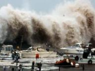 Тайфун "Фитоу" приближается к восточному побережью главного японского острова Хонсю и обрушит ураганный ветер и проливные дожди на его центральную часть, где расположен Токио