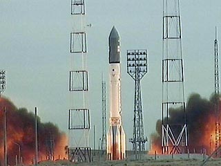 Российские специалисты тушат степной пожар на месте падения второй и третьей ступеней ракеты "Протон-М", старт которой с Байконура с японским спутником JCSAT-11 закончился аварией