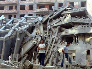 Сотрудники МЧС Азербайджана извлекли из-под руин здания, обрушившегося 28 августа в Баку, еще два трупа