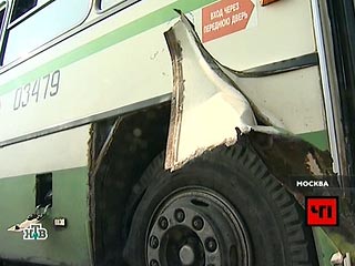 4 человека, в том числе двое детей, пострадали в четверг в результате разрыва переднего правого колеса рейсового автобуса на северо-востоке Москвы