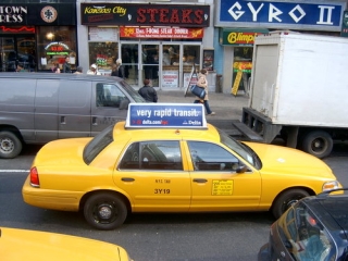 Водители протестуют против внедрения новых технологий: нью-йоркские такси предполагается оборудовать навигационной аппаратурой GPS, а также оснастить новыми системами оплаты проезда с помощью кредитных карт