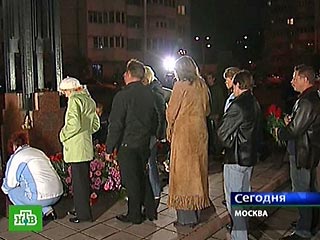 На улице Гурьянова на юго-востоке Москвы в ночь на воскресенье почтили память жертв теракта, произошедшего восемь лет назад и унесшего жизни более 100 человек