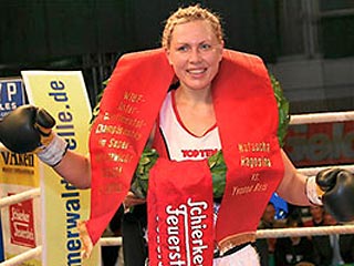 Чемпионка мира по боксу по версиям WIBF, WBA и GBU во втором среднем весе 31-летняя россиянка Наталья Рагозина в Берлине (Германия) добавила к своей коллекции титул WIBA