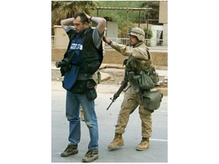 Нормально работать журналистам в Ираке не давали и оккупационные войска: как американские, так и британские. Отмечено 13 подобных случаев
