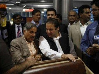 Бавший премьер-министр Пакистана Наваз Шариф (в центре, справа) вылетел в воскресенье вечером из Лондона в Пакистан